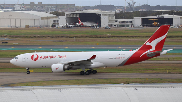 XX20445 | JC Wings 1:200 | Airbus A330-200P2F Qantas Freight Reg: VH-EBF | is due: November 2023