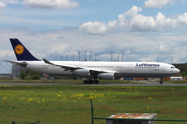 PH04579 | Phoenix 1:400 | Airbus A340-300 Lufthansa D-AIGZ | is due: April 2024