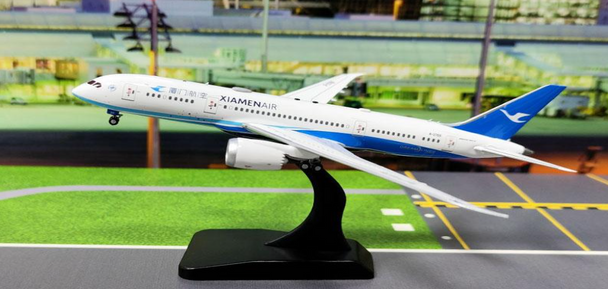 AV4239 | Aviation 400 1:400 | Boeing 787-8 Dreamliner Xiamen Airlines B-2769 | is due August 2024