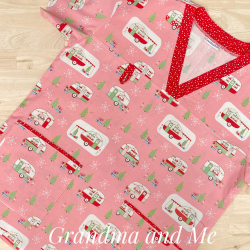 S Scrub Top Christmas Caravans Pink