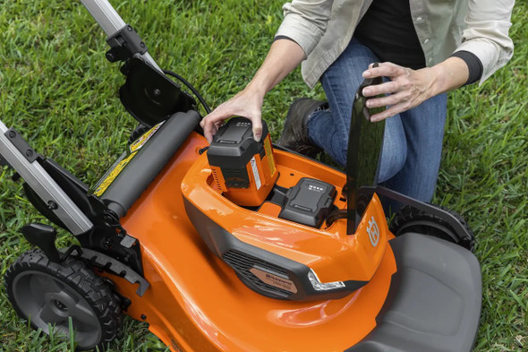 Husqvarna Lawn Xpert LE-322R (2 batteries and charger included)
