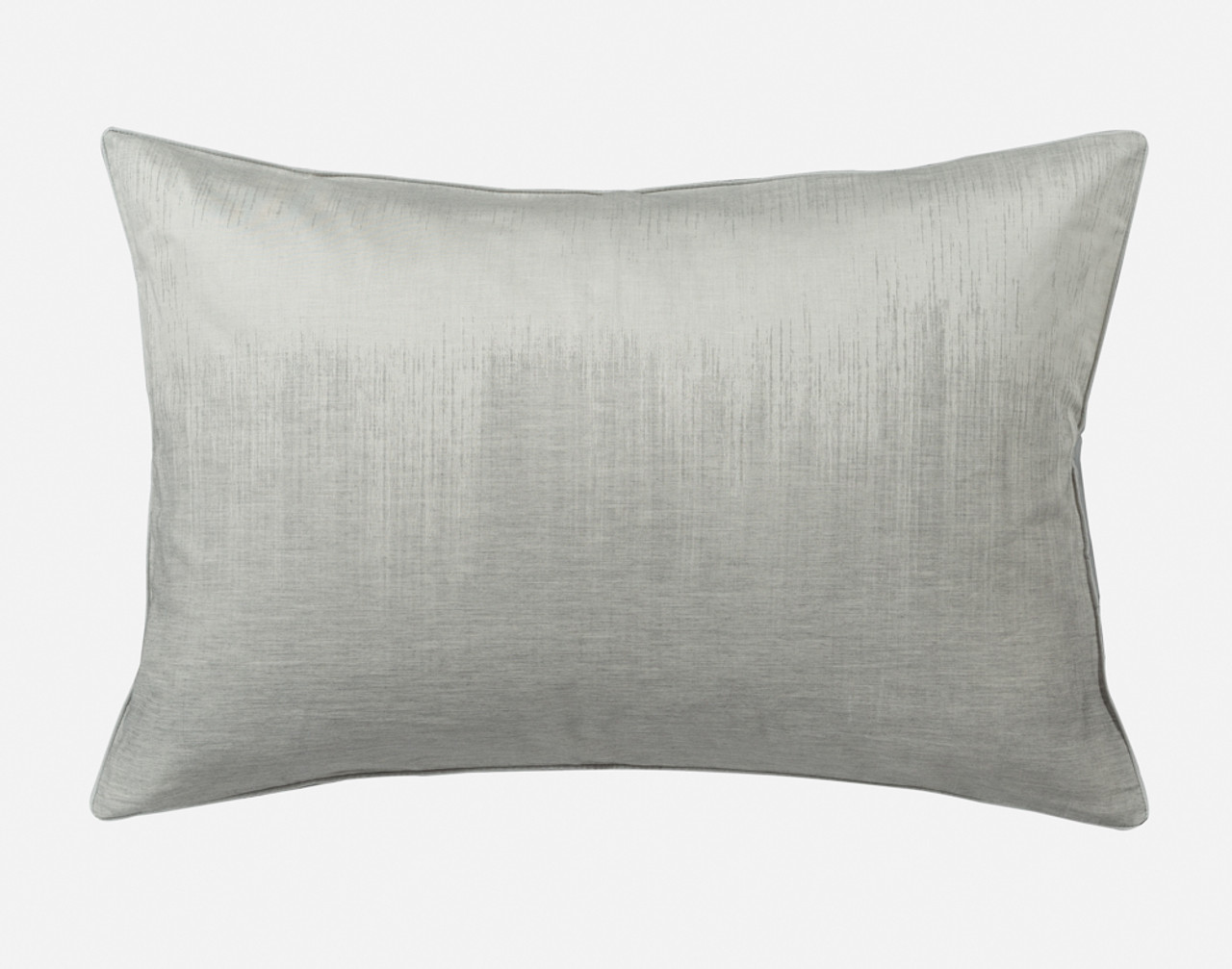 Vue de face de notre modèle Benito Pillow Sham sur un fond blanc uni.