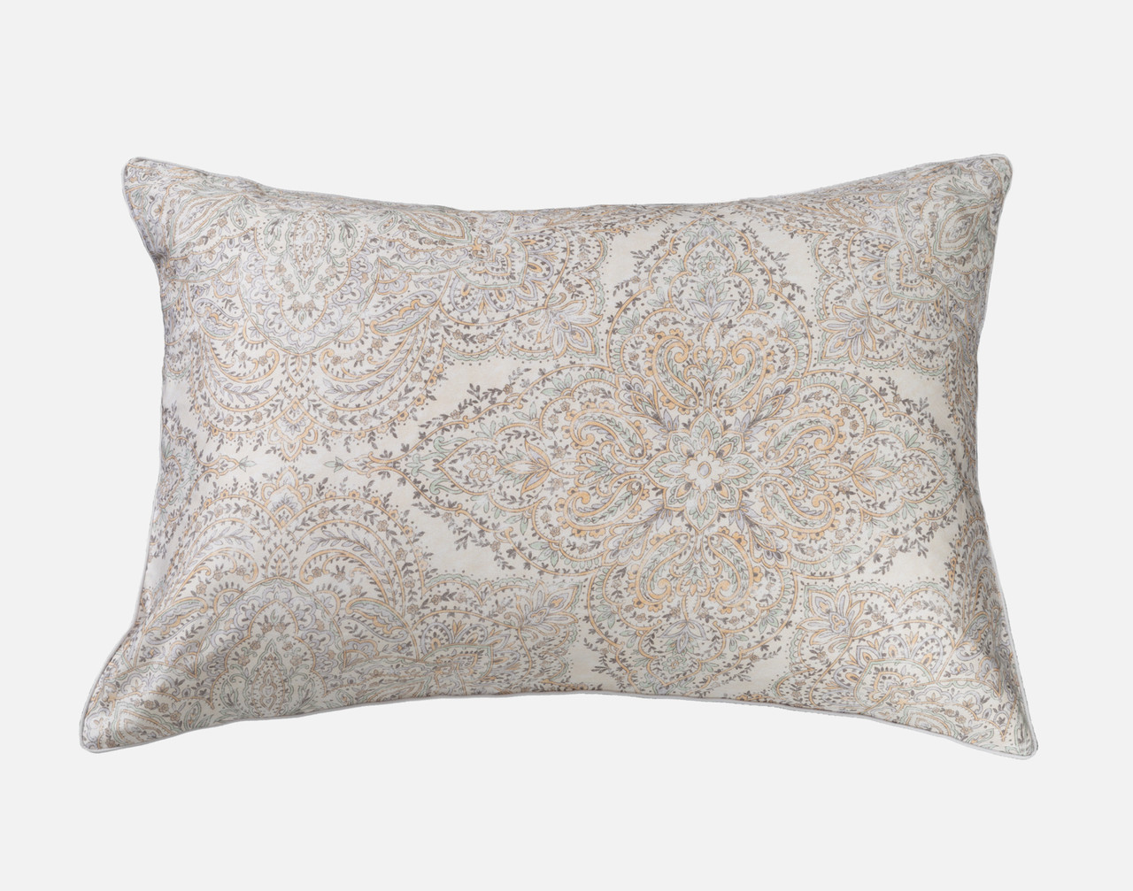Vue de face de notre Bombay Pillow Sham avec un motif de médaillon coordonné sur un fond blanc uni.