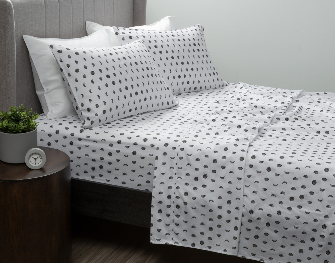 Lunar Organic Cotton drap ensemble  drapé sur un lit.