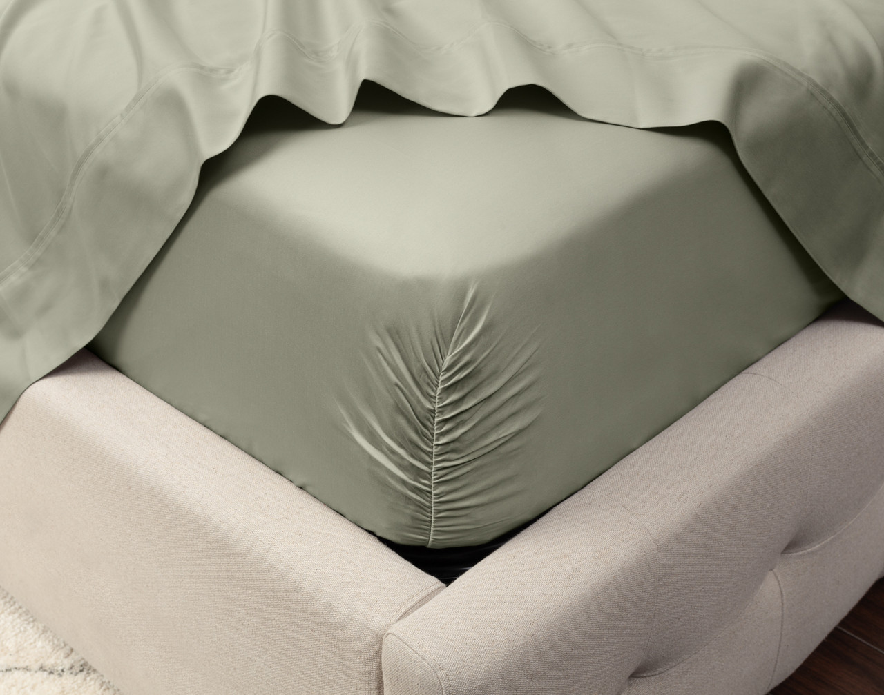 Gros plan sur le coin d'un matelas avec notre Eucalyptus Luxe TENCEL™ Lyocell Fitted drap en Mistywoods pour montrer qu'il est bien ajusté.