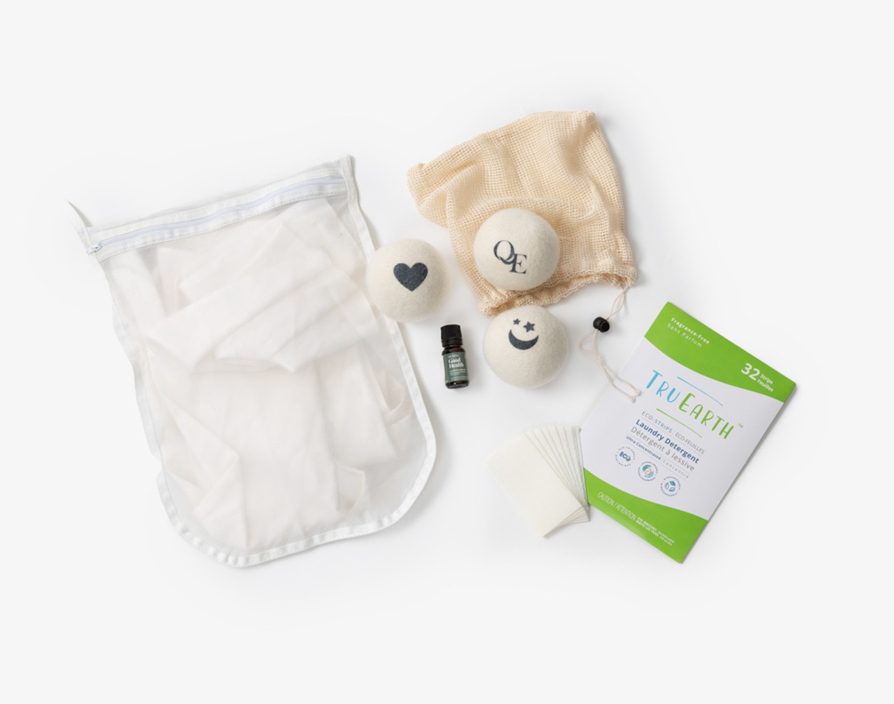 Vue du dessus de notre kit de blanchisserie Nature's Way, comprenant les bandes de lavage Tru Earth non parfumées, le sac à linge Mighty Mesh et la boule de séchage Linen Love ensemble avec l'huile essentielle Good Health.