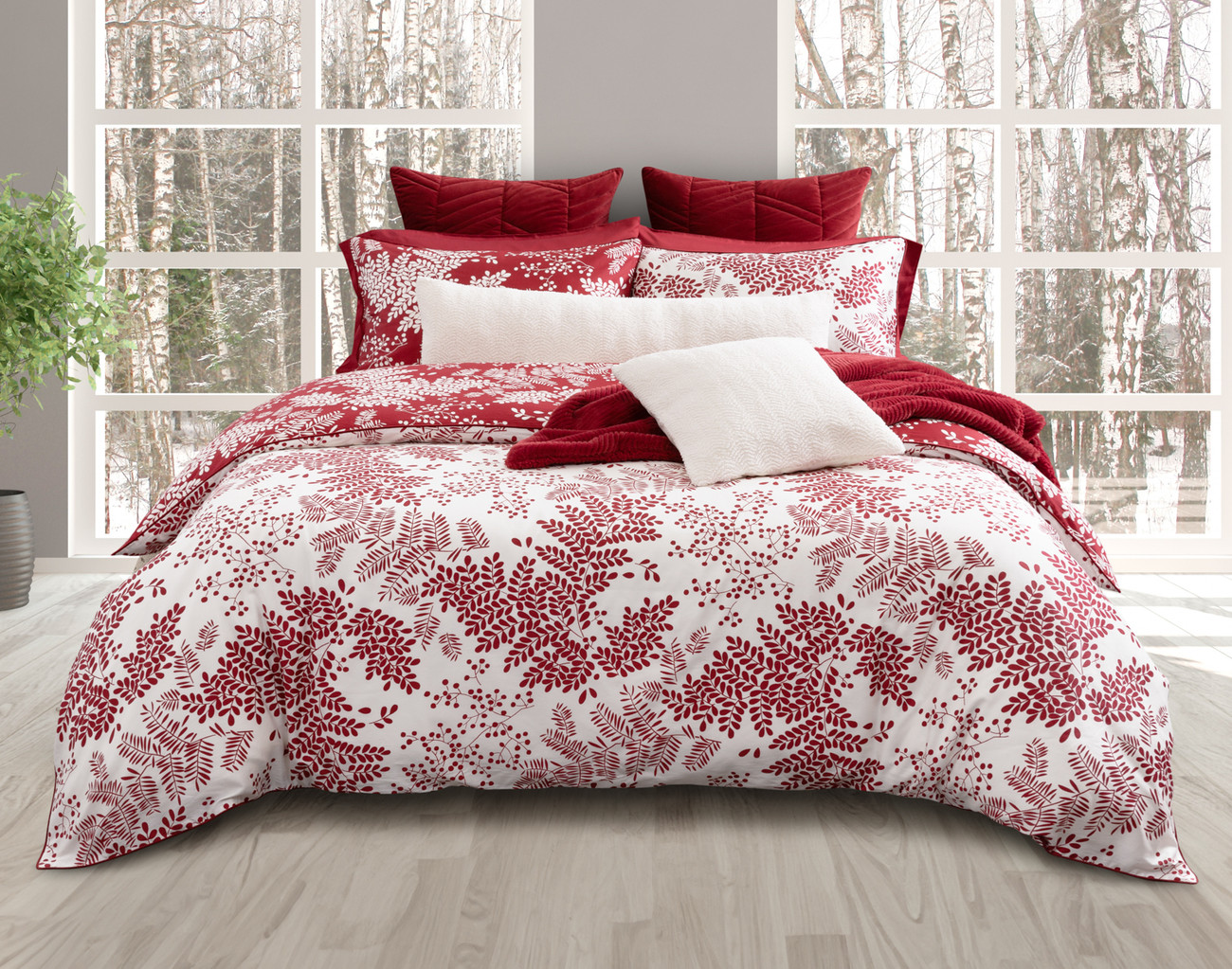Vue de face de notre housse de couette Hayberry sur un lit queen simple, mettant en valeur son motif de feuillage rouge sur un fond blanc uni.