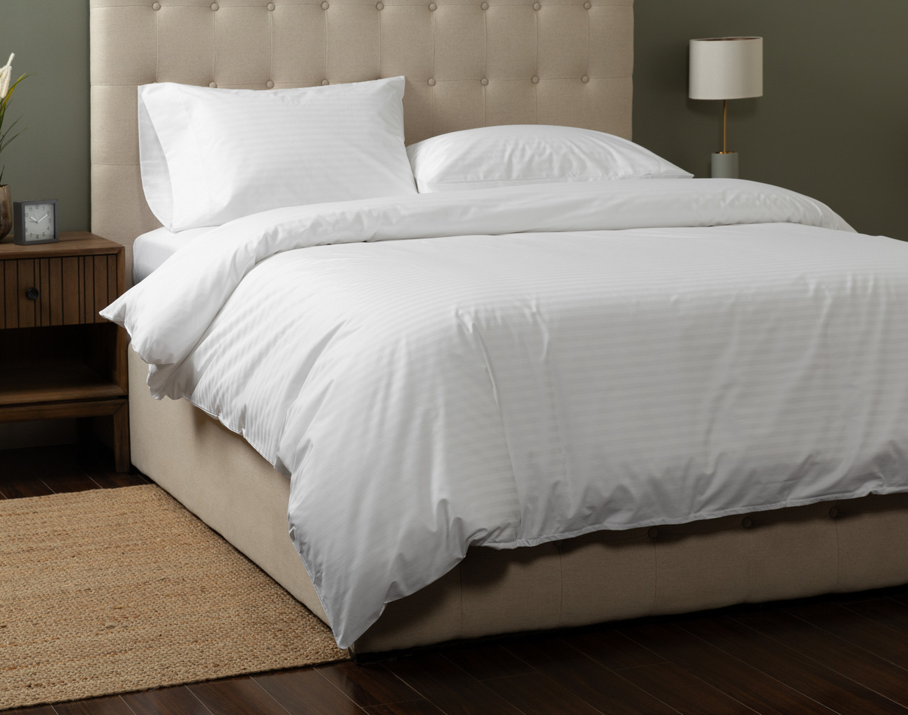 Vue de face de notre housse de couette Striped White Cotton Percale Blend superposée sur un lit Queen simple avec draps blancs assortis.