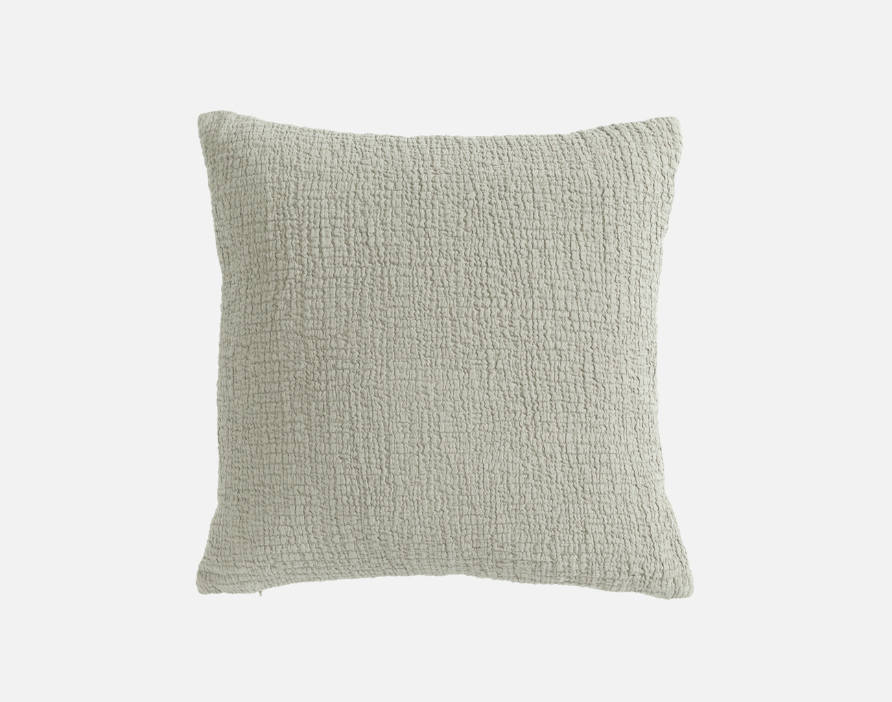 Vue de face de notre housse de coussin Crinkle Square en Sage, placée devant un fond blanc uni.