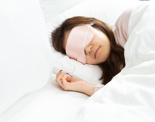 100% Silk Eyemask in Blush, a soft pink.