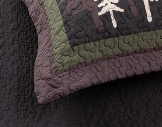 Close-up of the flanged edge corner and alternating green & purple borders on our Rock River Cotton Quilt Set.