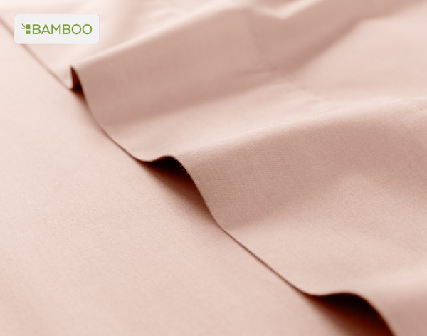 drap plat pour notre Bamboo Cotton drap  ensemble  en rose blush rose légèrement ébouriffé sur une surface lisse assortie.