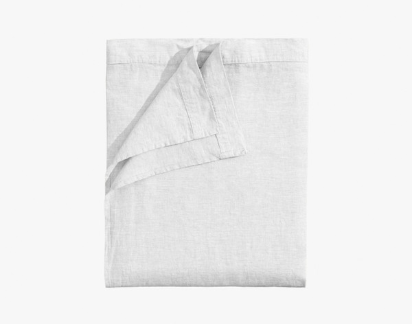 Notre Signature European Linen Flat drap en blanc se plie proprement en un carré bien rangé.