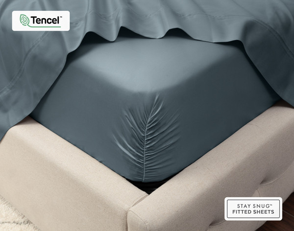 Gros plan sur le coin d'un matelas avec notre Eucalyptus Luxe TENCEL™ Lyocell Fitted drap en Thundercloud pour montrer qu'il est bien ajusté.