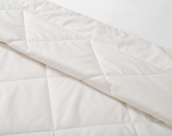 Rolled edge on our Affinity Australian Wool Duvet to show its soft fill within its cotton shell.