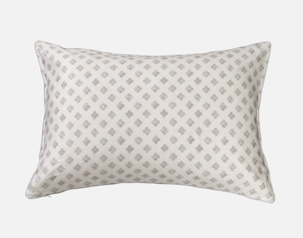 Vue de face du revers de notre Bombay Pillow Sham avec un motif de médaillon en diamant coordonné sur un fond blanc uni.