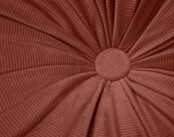 Détail du bouton sur le coussin rond en velours côtelé en argile.