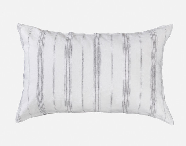 Vue de face de notre oreiller Breakwater Pillow Sham sur un fond blanc uni.