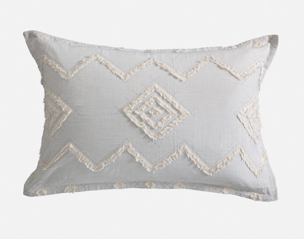 Vue de face de notre Addison Pillow Sham sur un fond blanc uni.