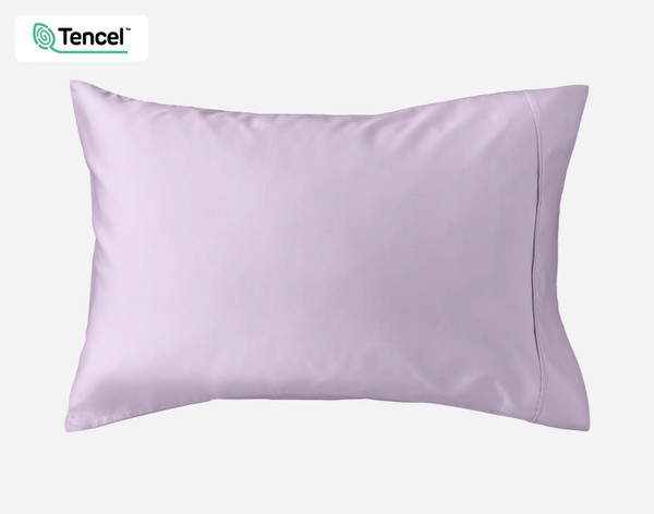 Vue de face d'une taie d'oreiller Eucalyptus Luxe TENCEL™ Lyocell en lilas enveloppée sur un oreiller posé sur un fond blanc uni.