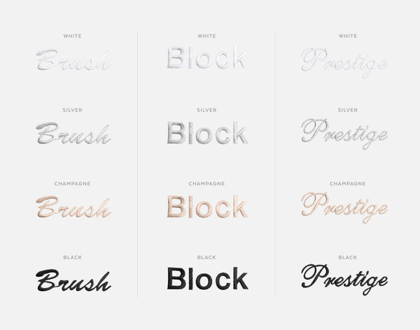 Un tableau de nos trois polices de broderie personnalisées Brush, Block et Prestige dans chacune de nos quatre couleurs disponibles.