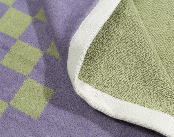 Close-up on the white border on the edge of our Checker Cotton Beach Towel.