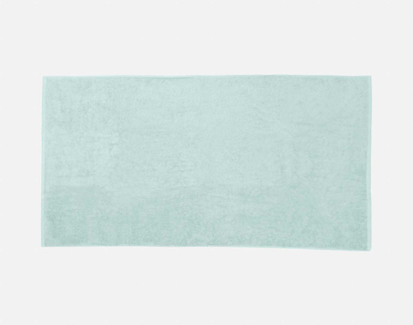 Vue de dessus de la serviette de bain de notre serviette brodée personnalisée ensemble en vert Seafoam avec aucun élément brodé.