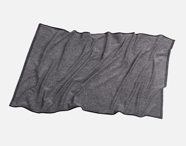 Vue de dessus de notre serviette de bain en coton infusé au charbon de bois, légèrement froissée sur un fond blanc uni.