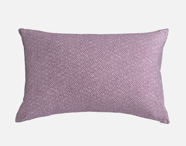 Vue de face du revers géométrique violet de notre Cassia Pillow Sham sur un fond blanc uni.