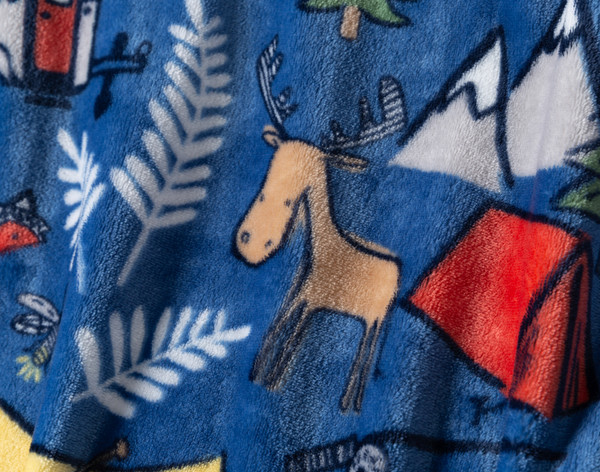 Gros plan sur les motifs de tente, de montagne et d'animaux ainsi que sur la surface douillette polaire de notre produit Adventure Camp Kids'polaire Jeté .