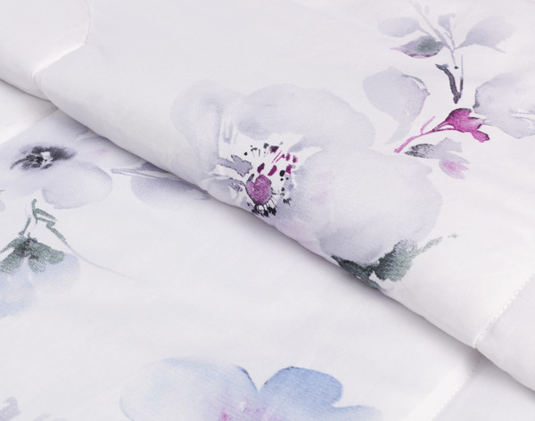 Gros plan sur notre doudoune en coton Talia ensemble pour montrer son motif floral lilas neigeux.