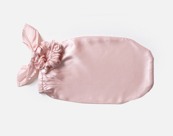 Vue de face de notre Soie de mûrier Bun Cover ( rose blush ), vide sur un fond blanc uni.