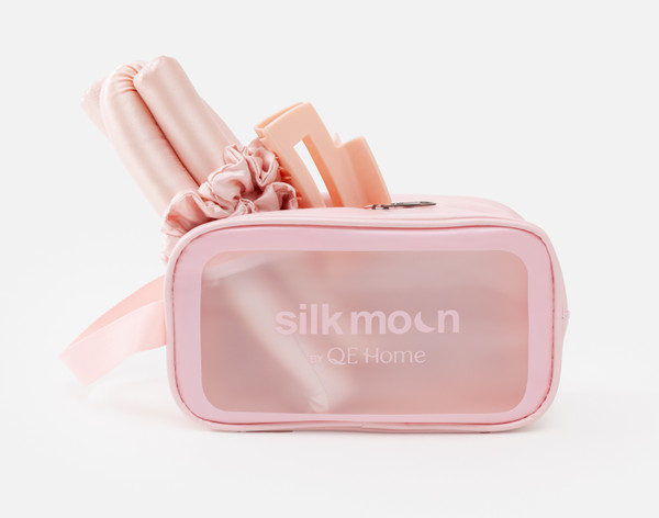 Vue de face de notre Silk Wrapped Heatless Curler ensemble dans rose blush sortant de son emballage.