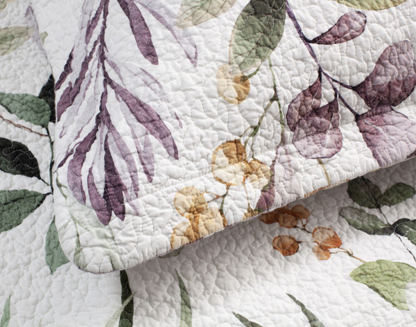 Close-up on the flanged edge corner on the pillow sham of our Simone Cotton Quilt Set.