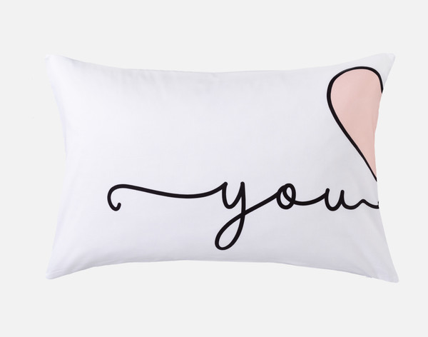 Vue de face du motif "you" sur l'une de nos taies d'oreiller You Heart Me Pillow Talk.