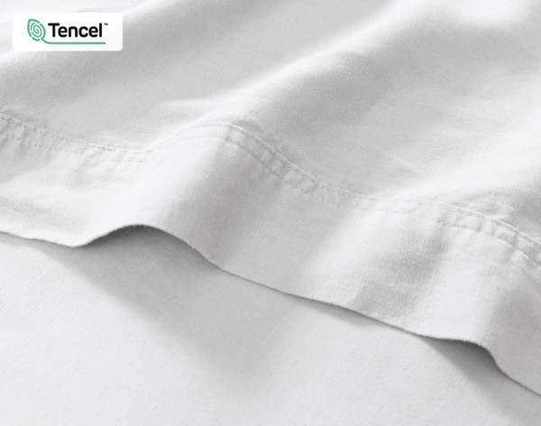 Gros plan sur le plat drap de notre Hemp Touch drap ensemble  en blanc pour montrer sa surface douce et sa manchette.