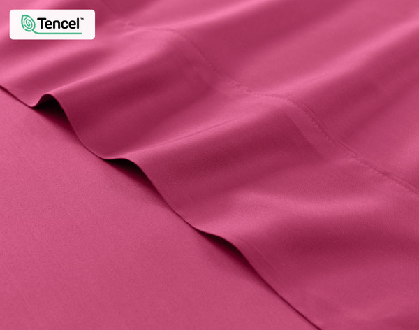 Gros plan sur le plat drap de notre BeechBliss TENCEL™ Modal drap ensemble  en rose azalée pour montrer sa surface douce et soyeuse.