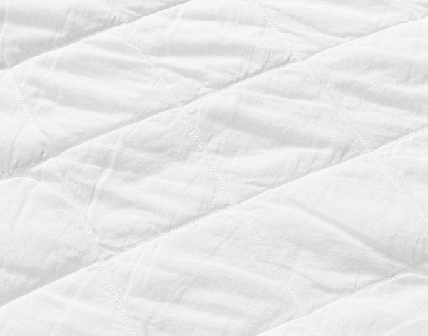 Close-up on the classic diamond stitched percale backing on our Shelby Quilt Set.