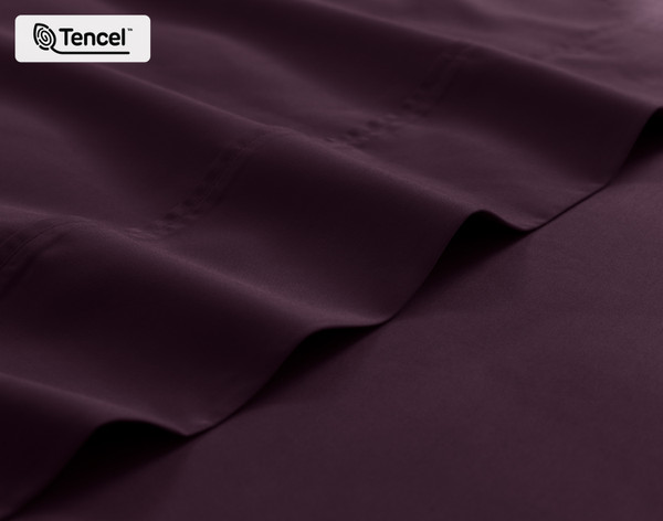 Close-up on the edge of the flat sheet for our Eucalyptus Luxe TENCEL™ Lyocell Sheet Set in Purple.