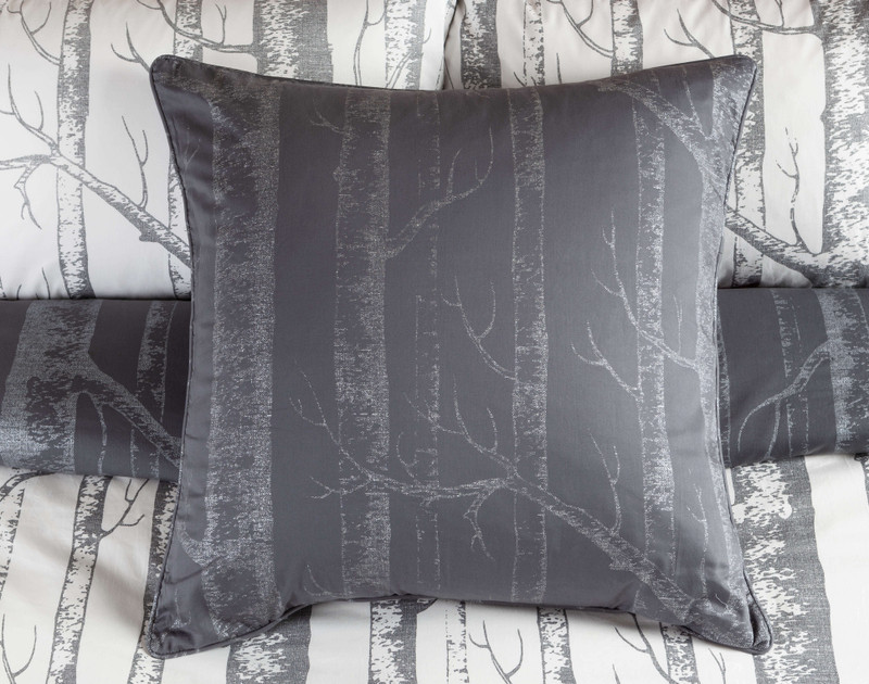 Les couvre-lits Birchgrove Euro Shams sont imprimés dans le tissu inverse, en argent métallique sur un fond gris foncé.