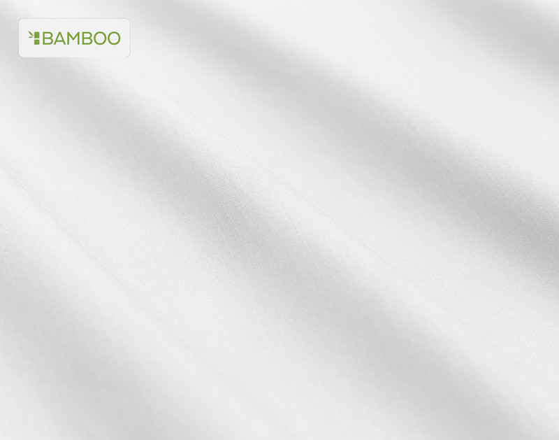 Gros plan sur le tissu doux bamboo cotton de notre Bamboo Cotton drap  ensemble  en blanc légèrement ébouriffé.