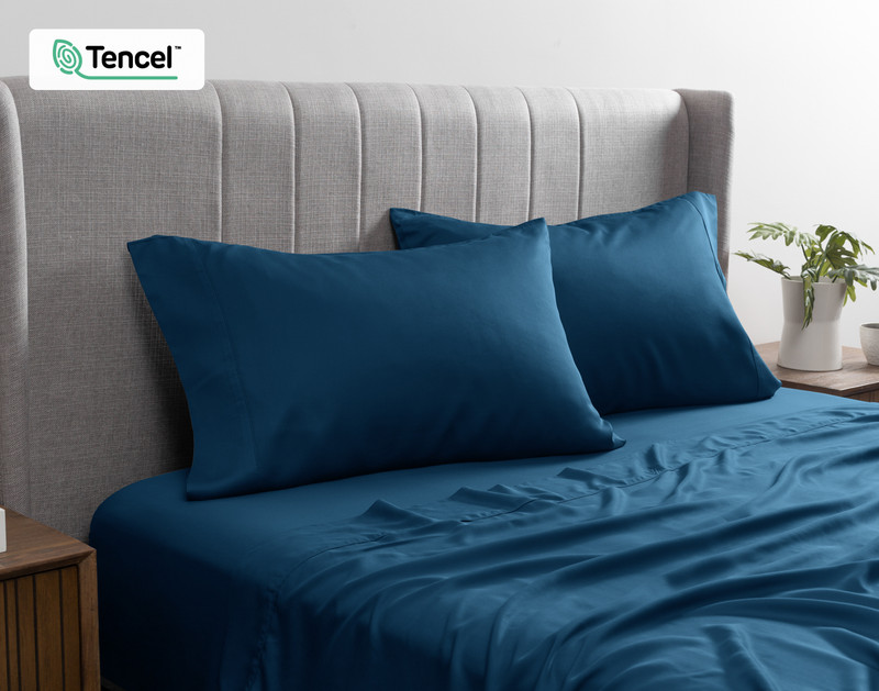 BeechBliss TENCEL™ Modal drap ensemble  en Seaport, un bleu vert sarcelle, habillé sur un lit.