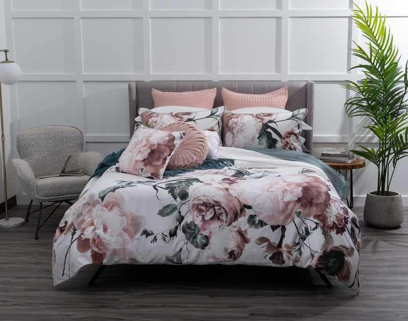 Housse de couette Harmony présentée dans une chambre à coucher blanche avec des accents rose blush