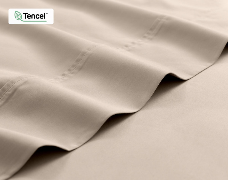 Gros plan sur le bord du plat drap pour notre Eucalyptus Luxe TENCEL™ Lyocell drap ensemble  en Cendré Beige.