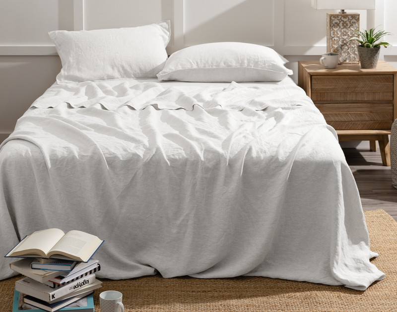 Vue de face de notre Signature European Linen Flat drap en blanc habillé sur un lit queen avec des draps assortis.