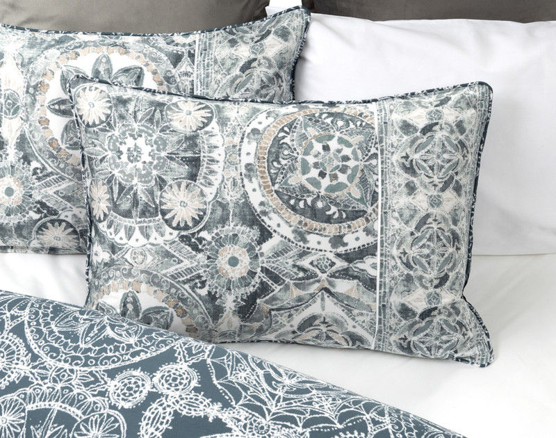 Sonesta Pillow Sham, présentant sur le devant des médaillons gris/bleus sur fond blanc.