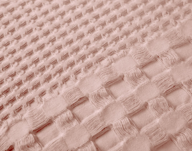 Gros plan de notre éponge Euro Sham en coton gaufré en rose blush Pink pour montrer ses textures tissées mixtes.