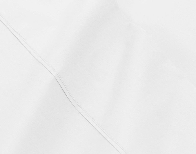 Bordure ourlée sur le plat drap pour notre coton percalé drap ensemble  en blanc.