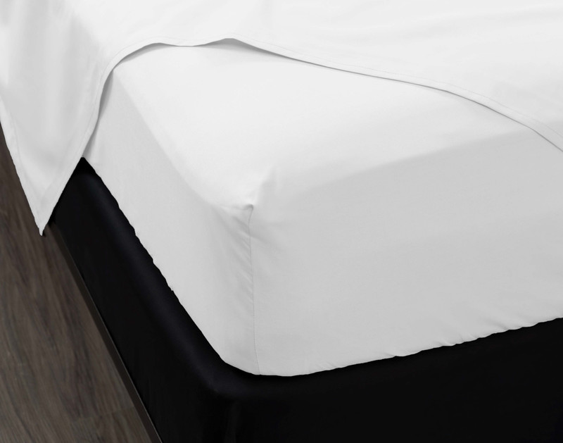 Coin de l'ajusté et du plat drap sur notre Percale de coton drap ensemble  en blanc pour montrer son ajustement confortable.