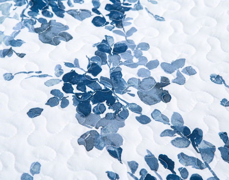 Gros plan sur le motif floral aquarellé de notre pervenche couvre-lit ensemble .